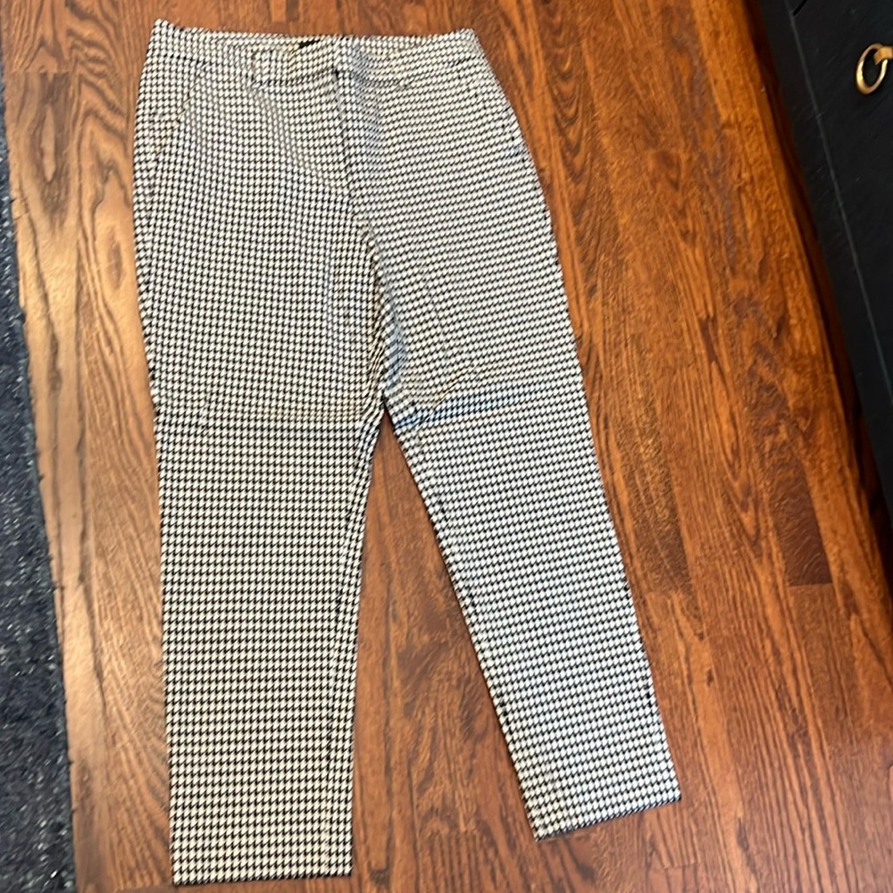 The Slim WHBM ankle pant size 8 houndstooth print